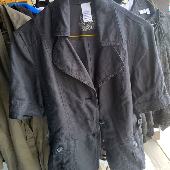 Black top - Picture 1 of 1